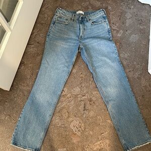 Abercrombie the straight mid rise. Light wash. Size 29, never worn!